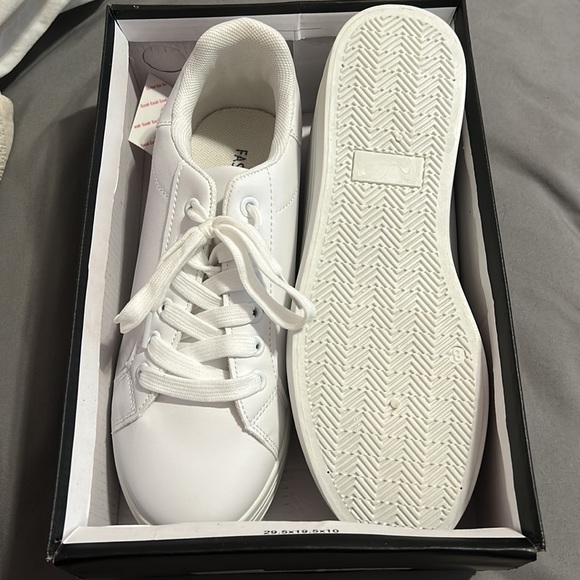 Sneakers - Picture 5 of 6